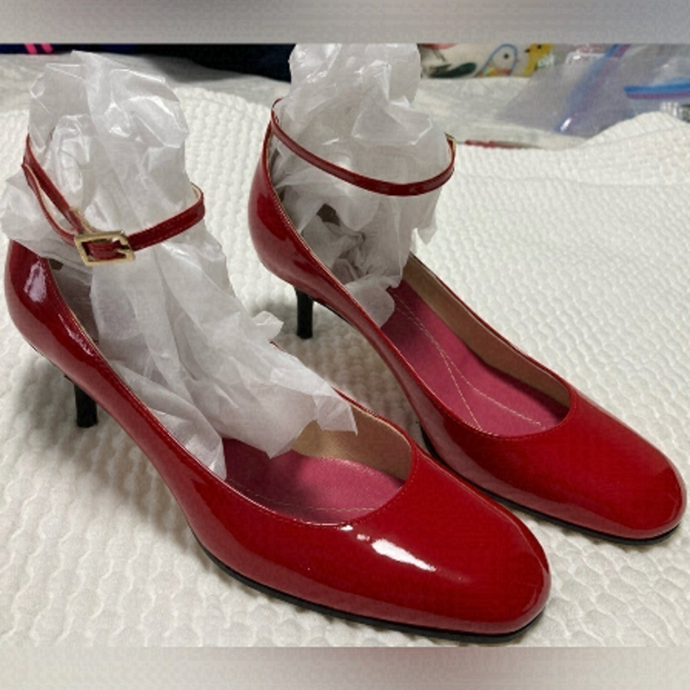 KATE SPADE RED PATENT LEATHER SHOES - Size 7 1/2
